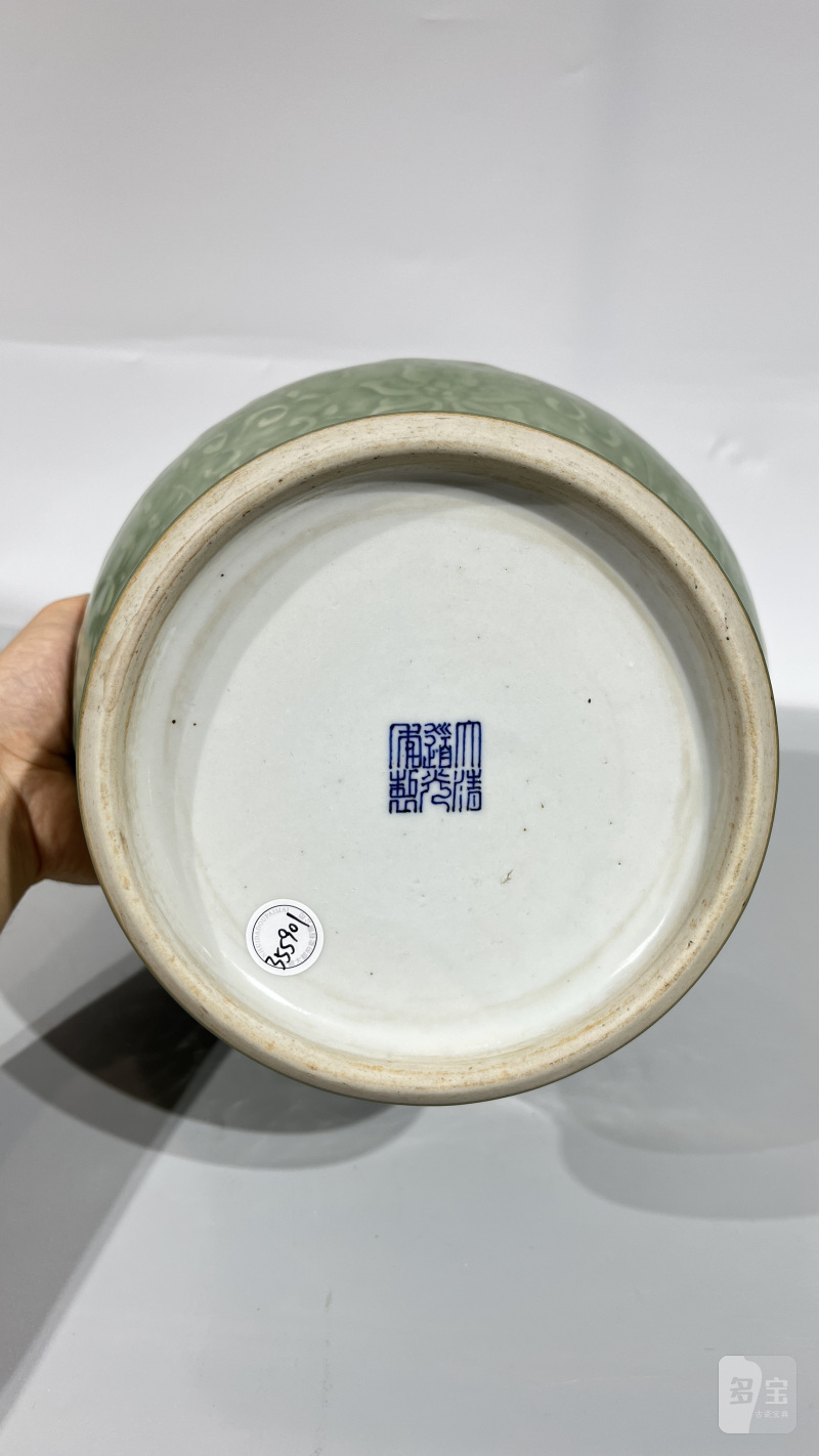 清 豆青釉暗刻花卉纹尊 - 图7